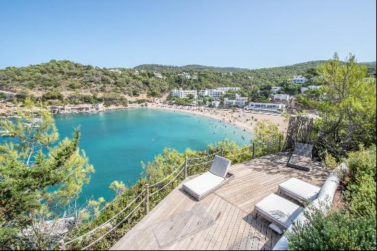 An incredible frontline villa with panoramic sea views.