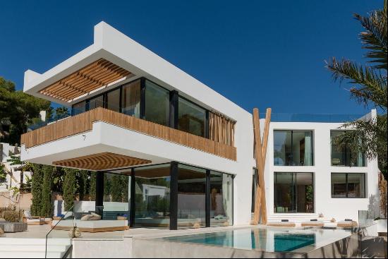 A spectacular, contemporary villa with brilliant veiws.