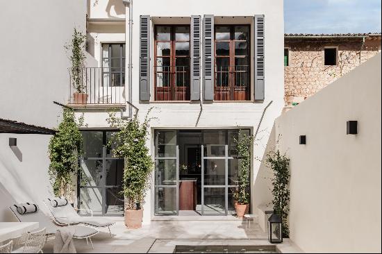 A beautifully renovated townhouse with a private garden and swimming pool.