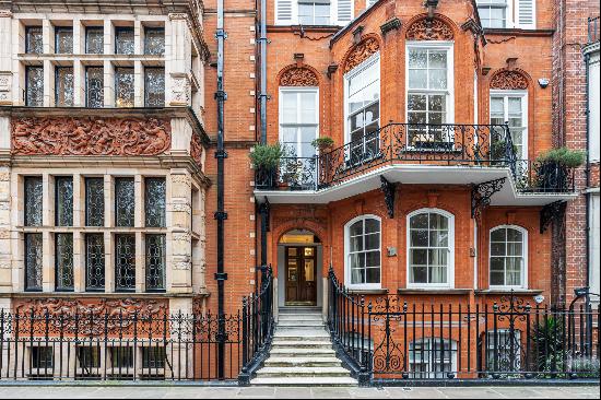 Recently renovated duplex apartment on Cadogan Square