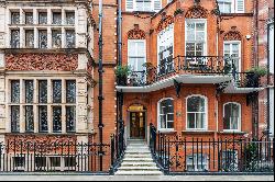 Recently renovated duplex apartment on Cadogan Square