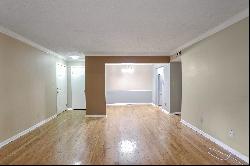 Sandy Springs Condo In Prime Location!