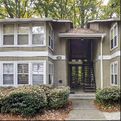 Sandy Springs Condo In Prime Location!