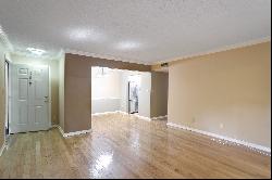 Sandy Springs Condo In Prime Location!