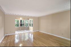 Sandy Springs Condo In Prime Location!