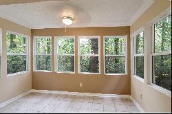 Sandy Springs Condo In Prime Location!