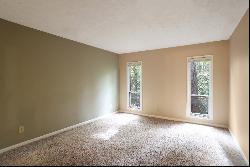 Sandy Springs Condo In Prime Location!