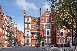 Sophisticated three-bedroom apartment in Cadogan Gardens