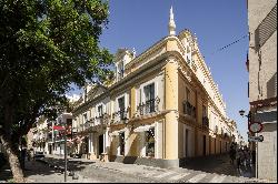 Casa singular con gran terraza, garaje, bodega y vistas a la plaza del museo