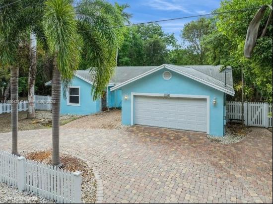 694 Dolphin Ave, Key Largo, FL, 33037, USA