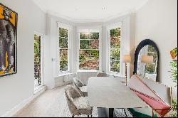 Stunning three-bedroom apartment in the heart of Holland Park