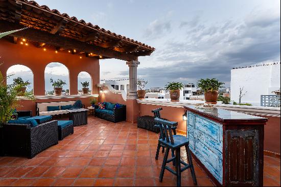 Casa Mimosa, 3BR Retreat with Rooftop & City Views