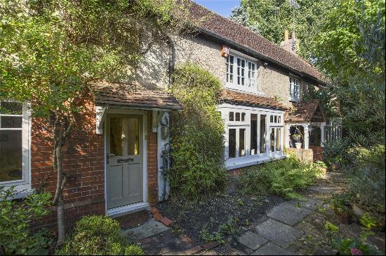 Lower Road, Great Bookham, Leatherhead, Surrey, KT23 4DE