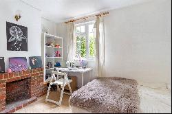 Victoria Road, Farnham, Surrey, GU9 7RB