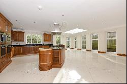 Oaksend Close, Oxshott, Leatherhead, Surrey, KT22 0NX