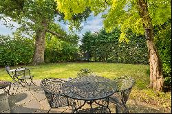 Spinney Gardens, Esher, Surrey, KT10 8BY