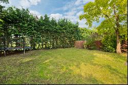 Spinney Gardens, Esher, Surrey, KT10 8BY