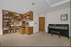 Spinney Gardens, Esher, Surrey, KT10 8BY