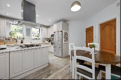 Heatherset Close, Esher, KT10 9EL