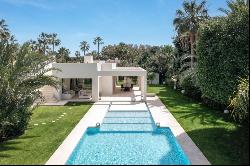 Modern single-storey villa set on an extensive plot in Marbella,, Marbella 29604