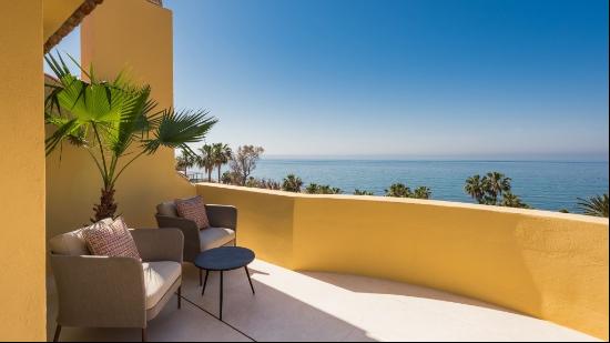 Fully renovated duplex penthouse situated just steps to the beac, Marbella 29603