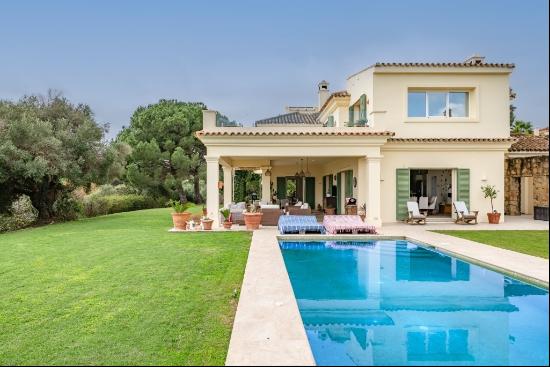 Spacious family villa situated on an expansive plot with breatht, San Roque 11360