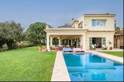 Spacious family villa situated on an expansive plot with breatht, San Roque 11360