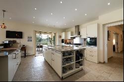 Spacious family villa situated on an expansive plot with breatht, San Roque 11360