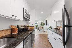 Chic Top Floor Remodeled 3 Bedroom Uni