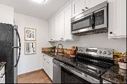 Chic Top Floor Remodeled 3 Bedroom Uni