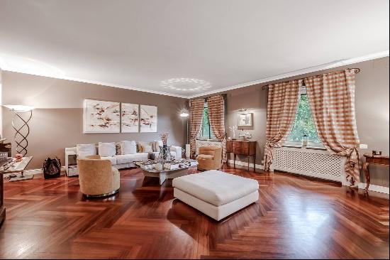 Elegant semi-detached villa with private park