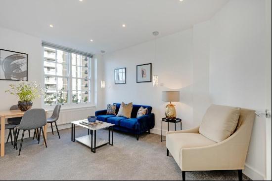 This newly renovated lateral apartment benefits access to communal gardens.