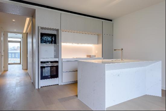 A modern two bedroom, two bathroom apartment to rent in King's Cross.