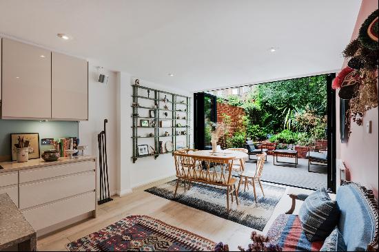 Stunning contemporary garden house in a prime location on a quiet street a few steps away 