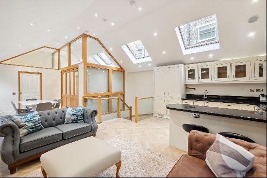 A 3 bedroom mews house for rent in Pimlico SW1.