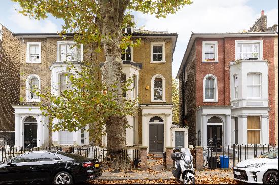 Fantastic Notting Hill apartment located in this handsome period building