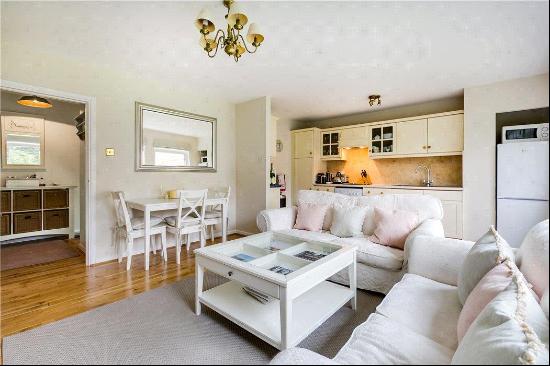 An immaculate one bedroom flat with communal gardens in Chelsea, SW10