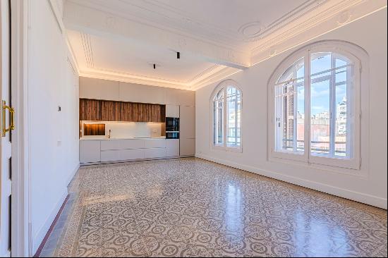 Stately high and diaphanous apartment in a regal estate in L'Eixample Dreta