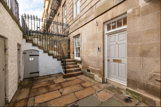 A beautifully maintained lower ground flat with striking Georgian period architecture