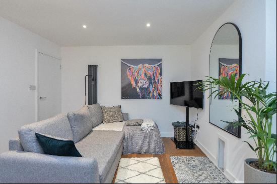 A contemporary two bedroom ground floor purpose built apartment on the Herne Hill/North Du