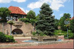 "BRIGHT FOREST HILLS GARDENS STUDIO IN HISTORIC STATION SQUARE"