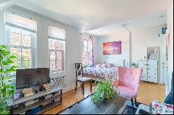 "BRIGHT FOREST HILLS GARDENS STUDIO IN HISTORIC STATION SQUARE"