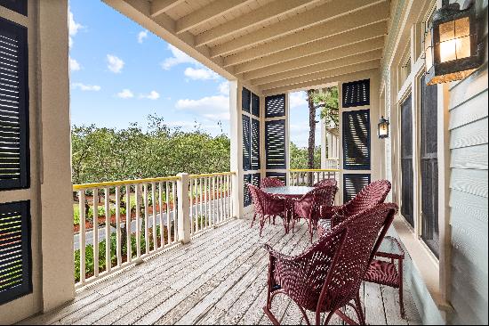 Well-Appointed Two-Story Condo Close To Beach And Amenities