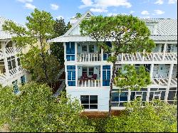 Well-Appointed Two-Story Condo Close To Beach And Amenities