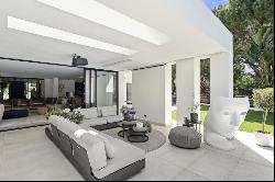 Luxurious villa set in a private location close to everything in, Marbella 29604