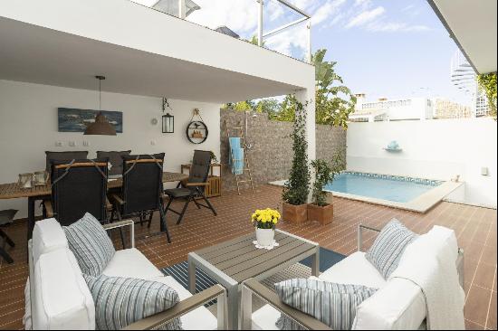 Tavira, modern and luminous 4-bedroom linked villa with pool, patio and top terrace.