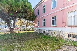 Vila with 2,335sqm of land in oeiras