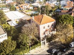 Vila with 2,335sqm of land in oeiras