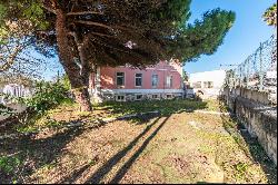 Vila with 2,335sqm of land in oeiras