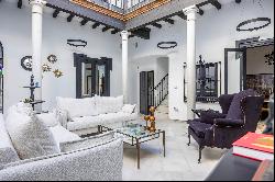 Renovated house in the centre of Seville, with a private pool